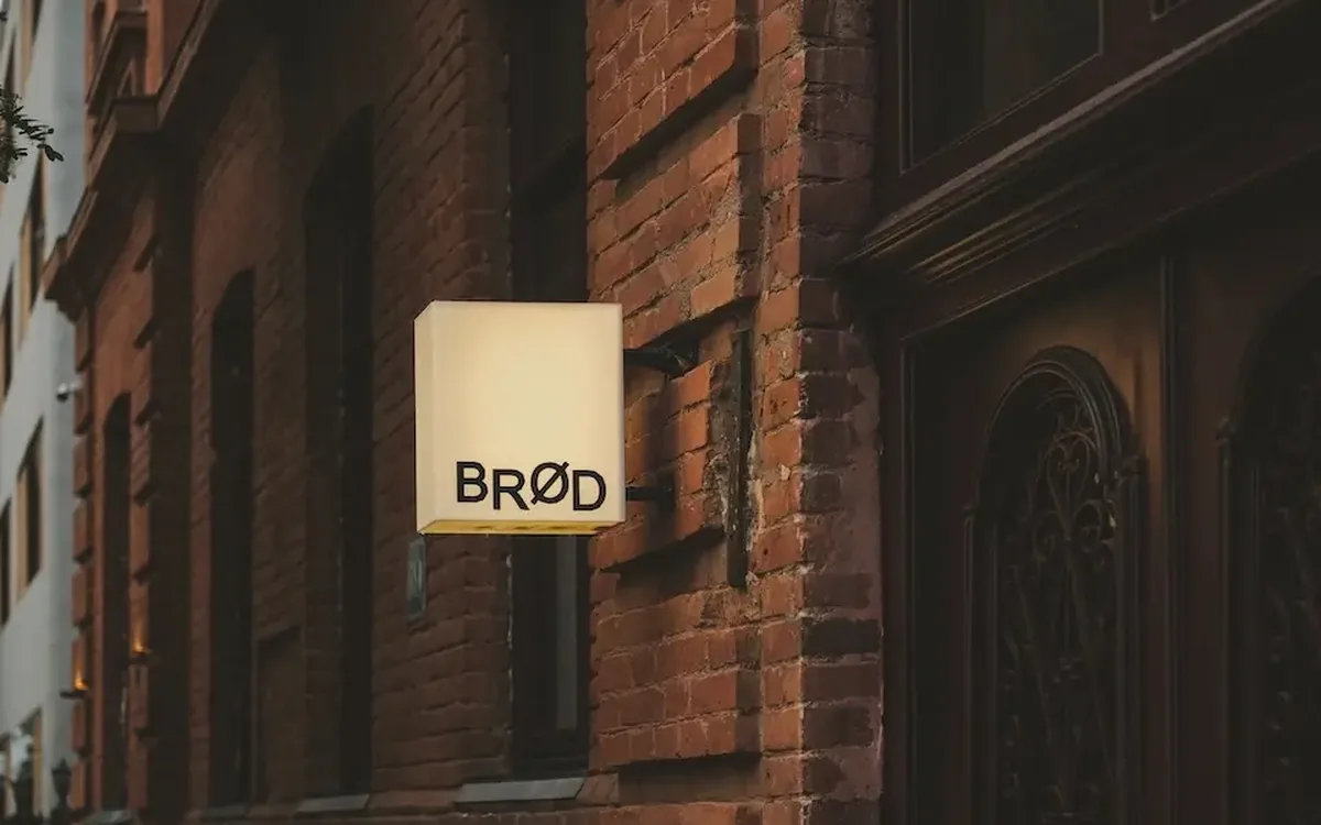 BRØD-ის განათებული ნიშანი ნინოშვილის ქუჩაზე, აგურის ფასადზე