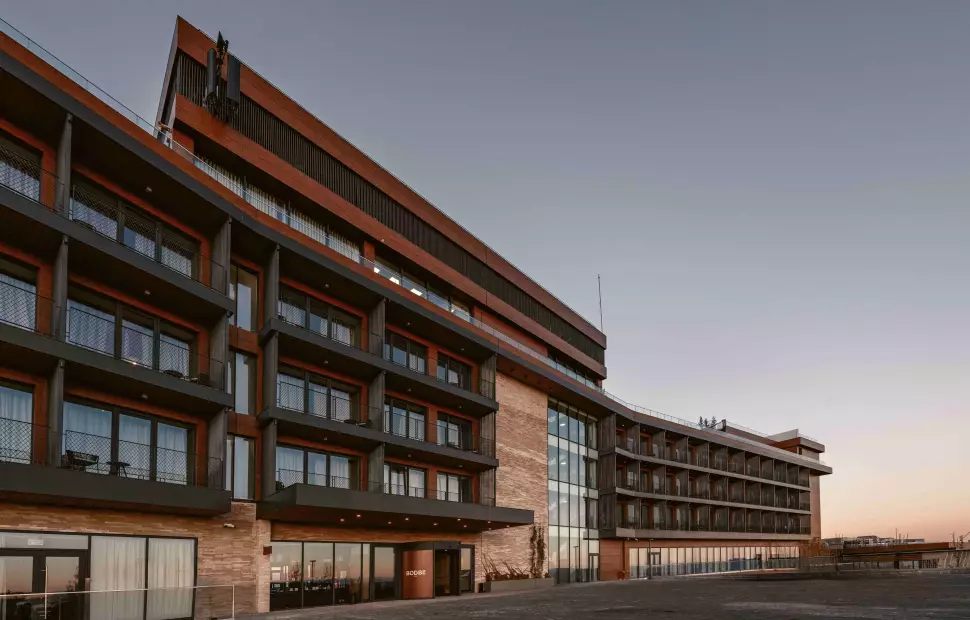 სასტუმრო ბოდბეს კორპუსი მზის ჩასვლისას
