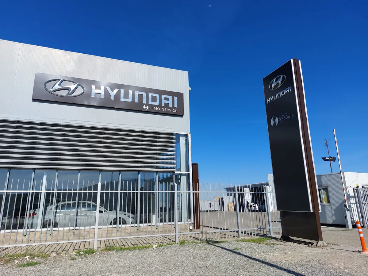 Hyundai Limo Service-ის ობიექტი რუსთავში — შენობა და საფირმო ნიშანი